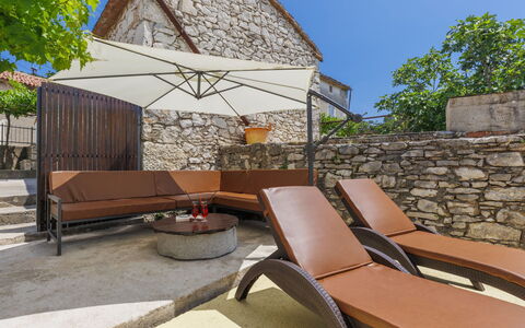 Di Nelo: L'Eau, Ciel, Table, Meubles, Propriété, Chaise, Bleu Azur, Tableau De Plein Air, Mobilier De Jardin, Vaisselle