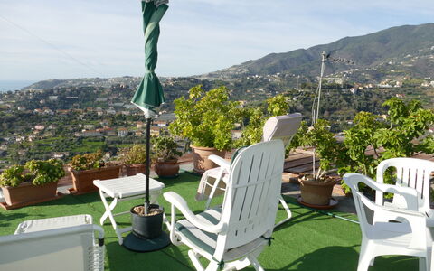 Casetta in Campagna: Ciel, Nuage, Montagne, Meubles, Plante, Chaise, Pot De Fleur, Mobilier De Jardin, Accoudoir, Paysage