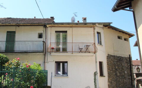Borghetto: Ciel, Bâtiment, Propriété, Fenêtre, Plante, Fleur, Bleu, Maison, Architecture, Véhicule