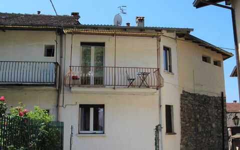 Borghetto: L'Eau, Ciel, Table, Meubles, Propriété, Chaise, Bleu Azur, Tableau De Plein Air, Mobilier De Jardin, Vaisselle