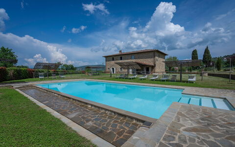 Leopolda In Selvarella Pool And Wi-fi: Nuage, Ciel, L'Eau, Plante, Piscine, Bleu Azur, Bâtiment, Arbre, Mobilier De Jardin, Maison