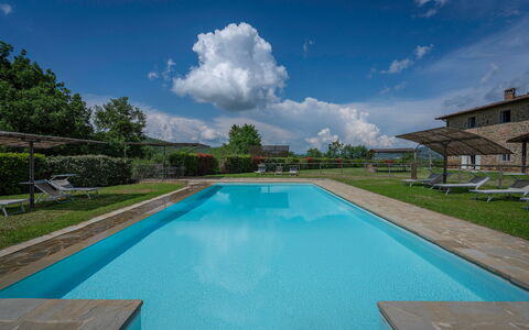 Leopolda In Selvarella Pool And Wi-fi: L'Eau, Nuage, Ciel, Plante, Piscine, Bleu Azur, Arbre, Ombre, Mobilier De Jardin, Bâtiment
