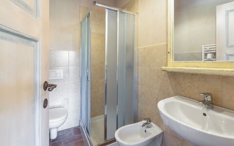 Leopolda In Selvarella Pool And Wi-fi: Miroir, Robinet, Luminaire Plomberie, Évier, Propriété, Lavabo, Salle De Bains, Violet, Bâtiment