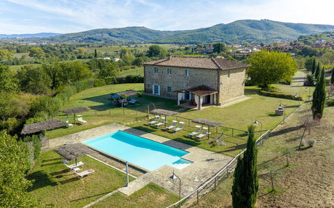 Villa Leopolda Selvarella: Piscine, Biens, Ferme, Jardin, Pelouse, Arrière-Cour, Chalet, Cour, Hacienda, Aménagement Paysager