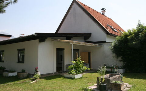 Diwani Home Stay Innsbruck: Plante, Bâtiment, Propriété, Ciel, Fenêtre, Arbre, Lot Terre, Maison, Herbe, Porte