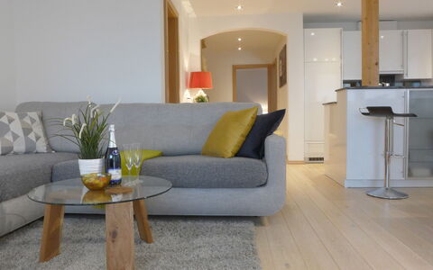 Panoramapark Soleil Haus D Apt 3: Canapé, Meubles, Propriété, Table, Confort, Design Intérieur, Canapé-Lit, Sol, Cabinetry, Bâtiment