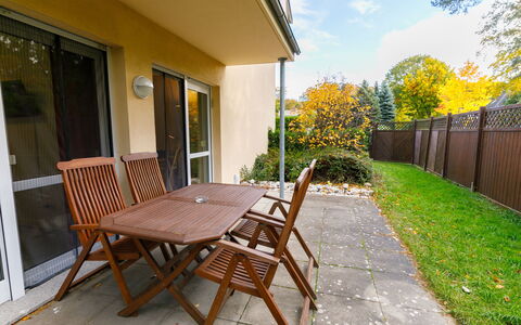 Koserow 211: Bâtiment, Meubles, Propriété, Plante, Nuage, Ciel, Fenêtre, Chaise, Bois, Ombre