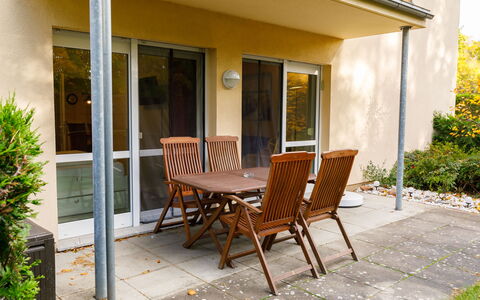 Koserow 211: Plante, Bâtiment, Propriété, Meubles, Chaise, Table, Ombre, Fenêtre, Bois, Design Intérieur