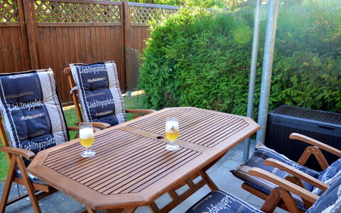 Koserow 211: Table, Plante, Meubles, Propriété, Tableau De Plein Air, Chaise, Bois, Mobilier De Jardin, Herbe, Vaisselle