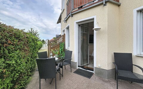 Koserow 275: Domicile, Porte, Balcon, Chaise, Cour, Accueil Porte, Plante D'Appartement, Daylighting, Villa