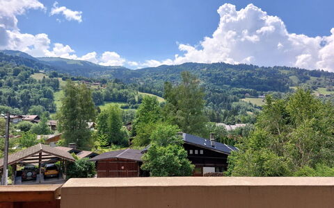 Les Chalets du Soleil: L'Eau, Ciel, Nuage, Bâtiment, Piscine, Bleu, Bleu Azur, Mobilier De Jardin, Loisir, Plante