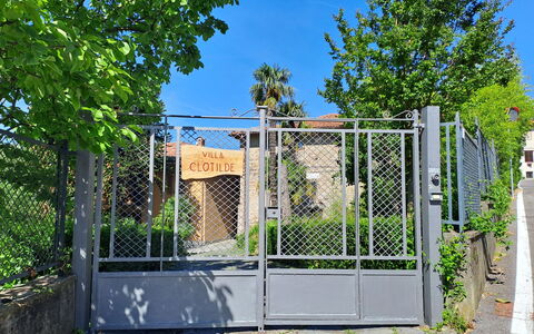 Clotilde: Plante, Ciel, Arbre, Surface De La Route, Clôture, Lot Terre, Bâtiment, Accueil Escrime, Maison, Façade