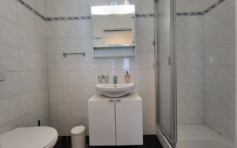 Locarno 50: Luminaire Plomberie, Robinet, Miroir, Propriété, Bâtiment, Évier, Toilette, Lavabo, Salle De Bains