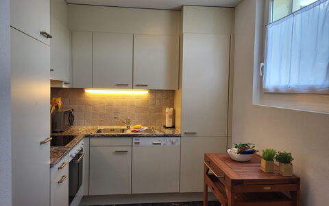 Locarno 50: Cabinetry, Bâtiment, Propriété, Comptoir, Fenêtre, Évier, Cuisinière, Bois, Cuisine, Architecture