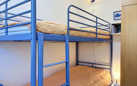 Zinnowitz 111: Lit, Sol, Lit Superposé, Chambre, Sol, Design Intérieur, Drap De Lit, Literie, Cadre De Lit, Meubles