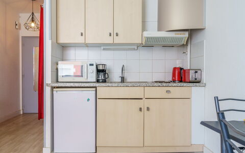 Helder: Cabinetry, Propriété, Bâtiment, Comptoir, Évier, Appareil De Cuisine, Cuisine, Cuisinière, Evier, Sol