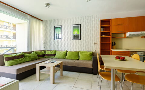 Amelia: Meubles, Propriété, Table, Canapé, Design Intérieur, Bois, Canapé-Lit, Sol, Sol, Mur