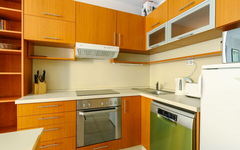 Amelia: Comptoir, Cabinetry, Propriété, Évier, Evier, Cuisine, Cuisinière, Appareil De Cuisine, Bois, Design Intérieur