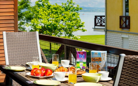 Amelia: Aliments, Table, Vaisselle, Propriété, Fenêtre, Design Intérieur, Assiette, Orange, Ciel, Jaune