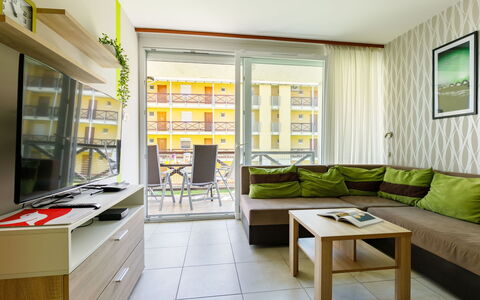Amelia: Meubles, Propriété, Cabinetry, Canapé, Table, Design Intérieur, Sol, Bois, Sol, Appareil De Cuisine