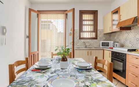 Giardini Gaia: Propriété, Cabinetry, Meubles, Table, Plante, Bâtiment, Comptoir, Design Intérieur, Bois, Éclairage