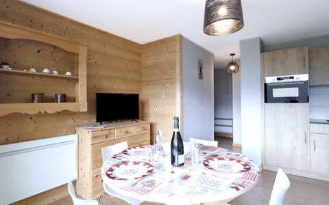 Les Tétras: Table, Meubles, Propriété, Cabinetry, Bâtiment, Vaisselle, Bouteille, Bois, Design Intérieur, Éclairage