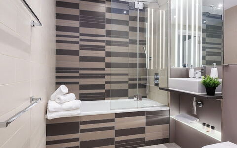 Avant-Garde, Studio: Meubles, Baignoire, Bâtiment, Plante, Confort, Luminaire Plomberie, Design Intérieur, Salle De Bains, Sol, Bois