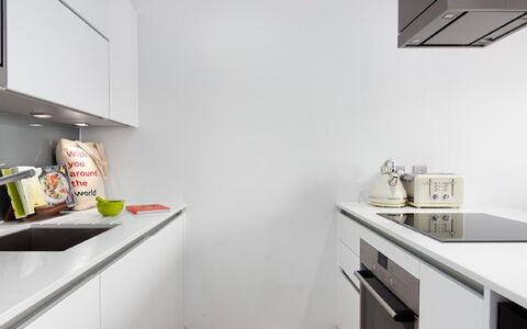 Avant-Garde, Studio: Cabinetry, Blanc, Cuisine, Rayonnage, Évier, Sol, Sol, Appareil De Cuisine, Bois