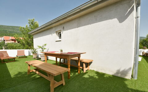 Zalazak Sunca: Bâtiment, Plante, Ciel, Table, Extérieur Banc, Bois, Ombre, Arbre, Maison, Table De Pique-Nique