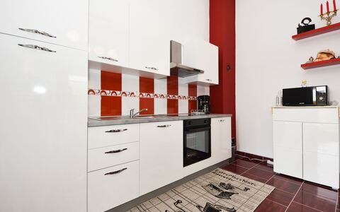 Zalazak Sunca: Cabinetry, Meubles, Bâtiment, Comptoir, Design Intérieur, Tiroir, Éclairage, Bois, Sol, Rayonnage