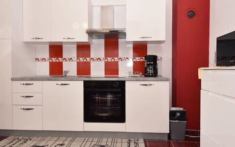 Zalazak Sunca: Cabinetry, Bâtiment, Comptoir, Appareil De Cuisine, Bois, Cuisinière, Sol, Design Intérieur, Cuisine, Sol