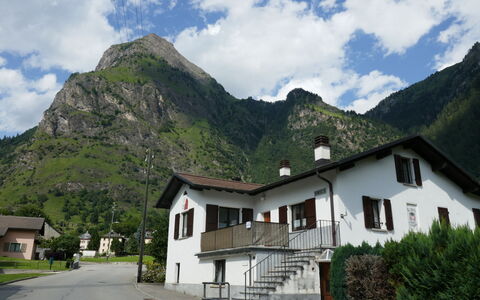 Ca' Virc: Nuage, Ciel, Montagne, Plante, Bâtiment, Fenêtre, La Nature, Maison, Montagnes, Pente