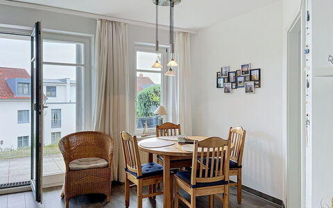 Zinnowitz 190: Meubles, Design Intérieur, Sol, Sol, Bois, Plafond, Luminaire, Salle À Manger, Chaise, Table Cuisine Et Salle A Manger