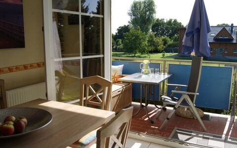 Bredi: Table, Meubles, Plante, Fenêtre, Chaise, Bois, Ombre, Design Intérieur, Ciel, Arbre