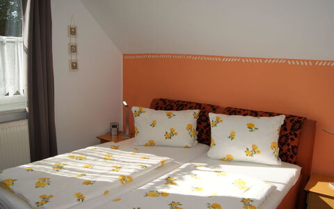 Bredi: Meubles, Propriété, Bâtiment, Textile, Confort, Orange, Oreiller, Sol, Lit