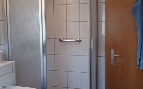 Bredi: Propriété, Évier, Blanc, Robinet, Bâtiment, Luminaire Plomberie, Salle De Bains, Bleu, Porte