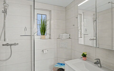 Usedomer Seekiste: Salle De Bains, Luminaire Plomberie, Design Intérieur, Évier, Sol, Lavabo, Sol, Robinet, Armoire De Toilette, Plomberie