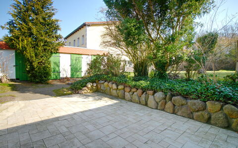 Usedomer Seekiste: Meubles, Table, Ciel, Chaise, Bois, Design Intérieur, Arbre, Sol, Ombre, Bâtiment