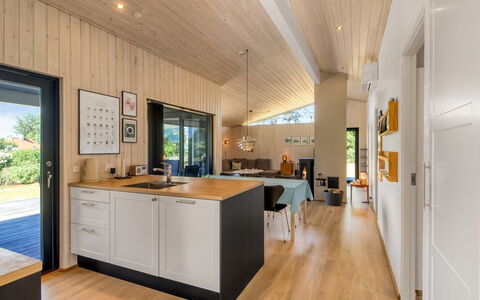 Liesel - 700M from the Sea: Bois, Sol, Design Intérieur, Plafond, Cuisine, Comptoir, Sol, Meubles, Parquet, Appareil De Cuisine