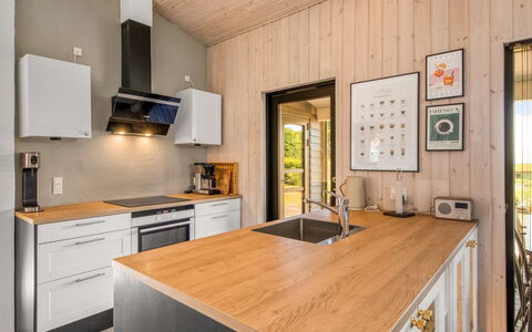 Liesel - 700M from the Sea: Sol, Cuisine, Bois, Design Intérieur, Comptoir, Sol, Appareil De Cuisine, Parquet, Meubles, Plafond