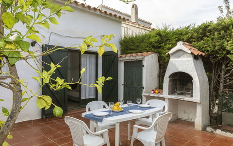 Villa Casalot Vi: Meubles, Table, Ciel, Chaise, Bois, Design Intérieur, Arbre, Sol, Ombre, Bâtiment
