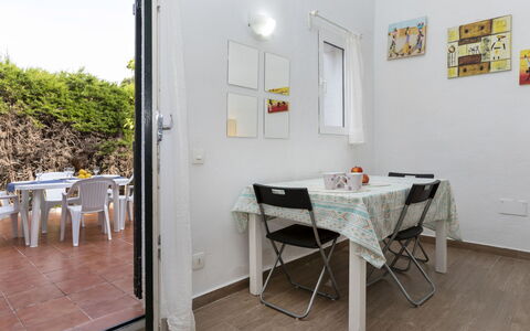 Villa Casalot Vi: Meubles, Table, Ciel, Chaise, Bois, Design Intérieur, Arbre, Sol, Ombre, Bâtiment