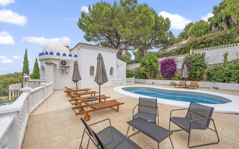 Casa Marakesh: Meubles, Table, Ciel, Chaise, Bois, Design Intérieur, Arbre, Sol, Ombre, Bâtiment