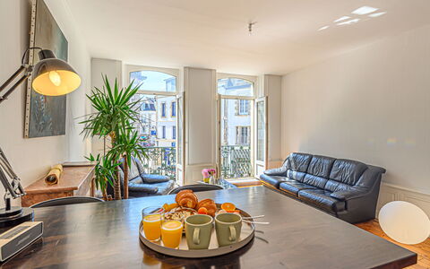 An'Alré: Meubles, Table, Ciel, Chaise, Bois, Design Intérieur, Arbre, Sol, Ombre, Bâtiment
