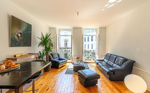 An'Alré: Meubles, Table, Ciel, Chaise, Bois, Design Intérieur, Arbre, Sol, Ombre, Bâtiment