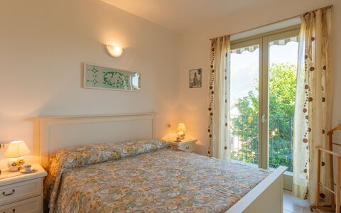 Bot: Meubles, Table, Ciel, Chaise, Bois, Design Intérieur, Arbre, Sol, Ombre, Bâtiment