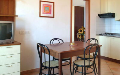 Carioca 1.4: Meubles, Table, Ciel, Chaise, Bois, Design Intérieur, Arbre, Sol, Ombre, Bâtiment