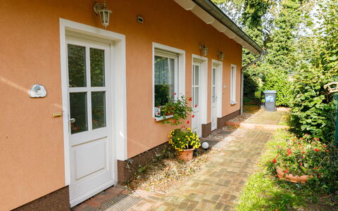 Koserow 186: Plante, Bâtiment, Fenêtre, Fleur, Maison, Porte, Architecture, Herbe, Arbre, Bois