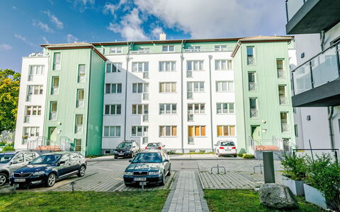 Karsten: Nuage, Ciel, Bâtiment, Plante, Propriété, Voiture, Roue, Véhicule, Fenêtre