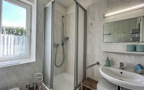 Karsten: Miroir, Robinet, Luminaire Plomberie, Propriété, Évier, Fenêtre, Salle De Bains, Armoire De Toilette, Lavabo